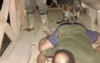 Korban saat berada di lokasi kejadian (kepala Kampung). Foto: Satgas Damai Cartenz.