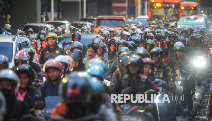 Pemudik Sepeda Motor Padati Jalur Kalimalang Bekasi