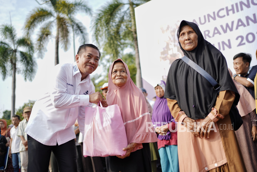 Bupati Karawang Aep Syaepuloh meluncurkan program Karawang Nyaah Ka Kolot, Jumat (11/4/2025). Program ini berbentuk bantuan sosial dari para ASN kepada lansia.