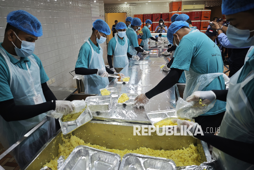 Pekerja mengemas paket makan malam bagi jamaah calon haji Indonesia di dapur Raghaeb Catering, Makkah, Arab Saudi, Selasa (13/5/2025). Panitia Penyelenggara Ibadah Haji (PPIH) Arab Saudi menyediakan 55 dapur di Makkah untuk memasok paket makanan bagi jamaah calon haji Indonesia sebanyak 203.320 orang yang terbagi dalam empat paket makanan yakni makan selamat datang/pulang, makan pagi, makan siang, dan makan malam.