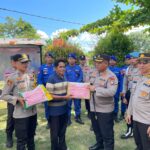 Jejak Bhayangkara di Ujung Negeri: Kapolres Natuna Serahkan 100 Paket Jejak Bhayangkara di Ujung Negeri: Kapolres Natuna Serahkan 100 Paket Sembako untuk Warga Serasan