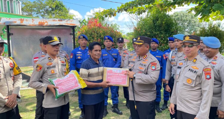 Jejak Bhayangkara di Ujung Negeri: Kapolres Natuna Serahkan 100 Paket Jejak Bhayangkara di Ujung Negeri: Kapolres Natuna Serahkan 100 Paket Sembako untuk Warga Serasan
