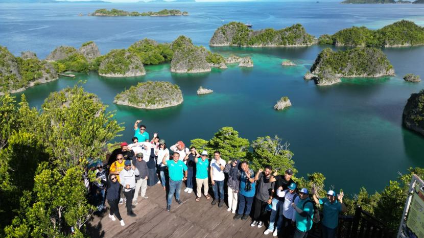 Salah satu spot wisata terkenal di Raja Ampat yakni bukit pianemo.