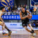 Point guard Rans Simba Bogor Devon van Oostrum membawa bola.