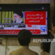 Warga Pakistan menyaksikan saluran berita yang menyiarkan laporan tentang serangan Israel terhadap Iran, di Peshawar, Pakistan, Jumat, 13 Juni 2025.