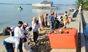 Menyambut HUT RI, Menyatu dengan Alam, Semangat Gotong Royong Warga Menyambut HUT RI, Menyatu dengan Alam, Semangat Gotong Royong Warga Natuna di Pesisir Pasar Baru