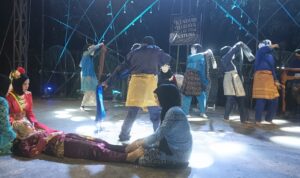 Pertunjukan Teater Tari Tupeng Pukau Masyarakat Pulau Tiga Barat Pertunjukan Teater Tari Tupeng Pukau Masyarakat Pulau Tiga Barat