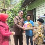 Serahkan Bantuan dan Tali Asih, Kajari dan Ketua IAD Asahan Serahkan Bantuan dan Tali Asih, Kajari dan Ketua IAD Asahan Kunjungi Nenek Sarwen
