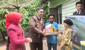 Serahkan Bantuan dan Tali Asih, Kajari dan Ketua IAD Asahan Serahkan Bantuan dan Tali Asih, Kajari dan Ketua IAD Asahan Kunjungi Nenek Sarwen