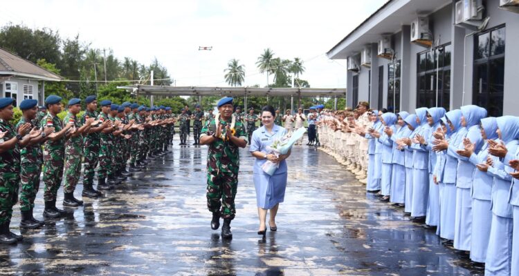 Komandan Baru, Harapan Baru: Lanud RSA Natuna Sambut Kolonel Pnb Komandan Baru, Harapan Baru: Lanud RSA Natuna Sambut Kolonel Pnb Onesmus Gede Rai Aryadi dengan Passing In Parade