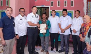 Wamen ATR/BPN Bersama Menko AHY Serahkan Sertipikat Tanah untuk Rakyat Wamen ATR/BPN Bersama Menko AHY Serahkan Sertipikat Tanah untuk Rakyat di Bengkulu