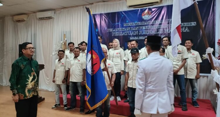 Roy Parlin Kembali Nahkodai PJN: Momen Hangat Pelantikan Pengurus Baru Roy Parlin Kembali Nahkodai PJN: Momen Hangat Pelantikan Pengurus Baru Persatuan Jurnalis Natuna