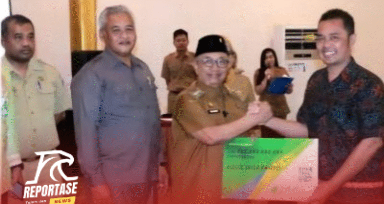 Pemkab Blitar Tuntaskan Penyaluran BLT DBHCHT 2025, Ribuan Buruh Terima Pemkab Blitar Tuntaskan Penyaluran BLT DBHCHT 2025, Ribuan Buruh Terima Bantuan Tahap Akhir