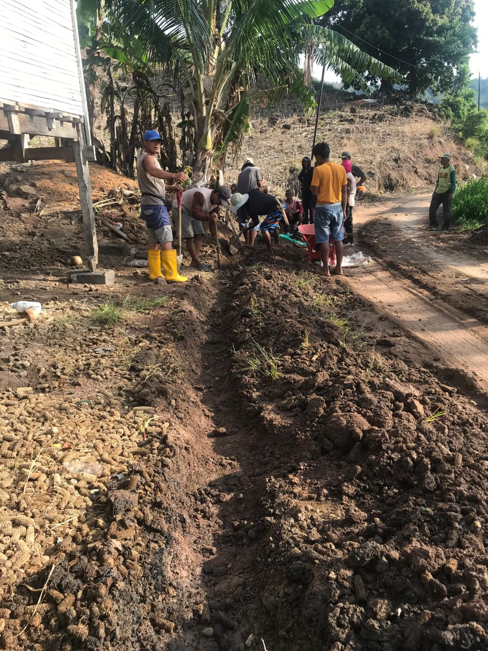 Memasuki Musim Hujan, Warga Desa Pencong Gotong Royong Perbaiki Saluran Air