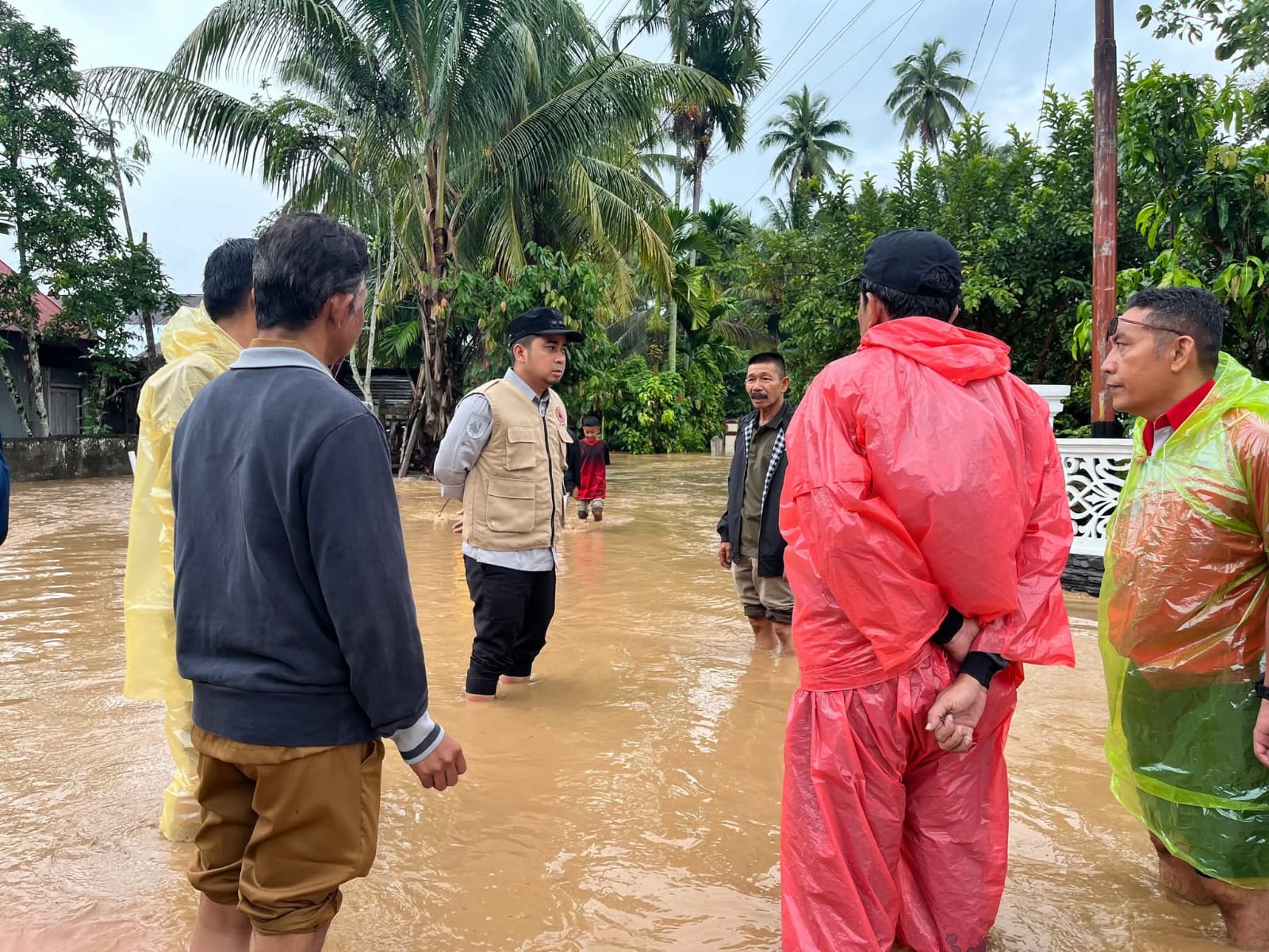 Gerak Cepat, Wali Kota Solok Tinjau Lokasi Banjir di Tanah Garam