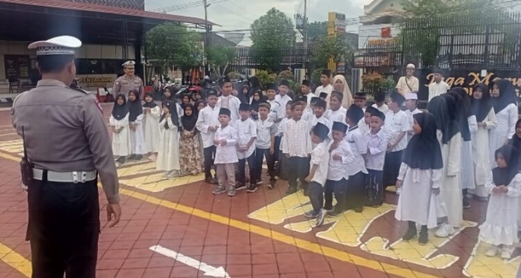 Santri Pondok Qur’an Songo Siji Belajar Tertib Lalulintas Di Polres Santri Pondok Qur’an Songo Siji Belajar Tertib Lalulintas Di Polres Ngawi