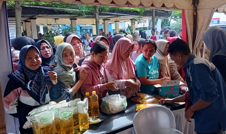Warga Antusias Serbu Operasi Pasar Murah Pertama Kali Di Kedunggalar Warga Antusias Serbu Operasi Pasar Murah Pertama Kali Di Kedunggalar