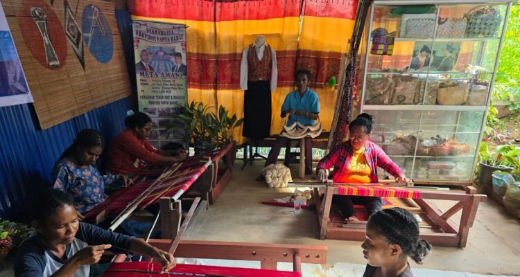 Mama-Mama Papua Apresiasi Bantuan Presiden Prabowo untuk Pelatihan Rajut Tenun, Mama-Mama Papua Apresiasi Bantuan Presiden Prabowo untuk Pelatihan Rajut Tenun, Tegaskan Dukungan pada Asta Cita di Tanah Papua