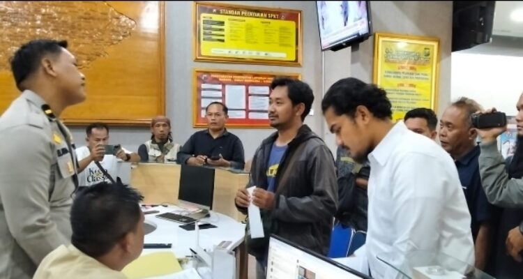 Puluhan Wartawan Laporkan Dugaan Penghalangan Kerja Jurnalistik ke Polres Ngawi Puluhan Wartawan Laporkan Dugaan Penghalangan Kerja Jurnalistik ke Polres Ngawi