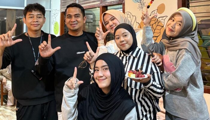 Wali Kota Solok Hadir di Light Booth X RN Coffee & Roastery Bersama Keluarga