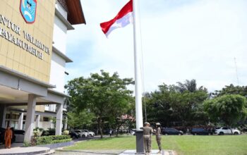 Try Sutrisno Berpulang, Merah Putih Menunduk Khidmat di Langit Payakumbuh